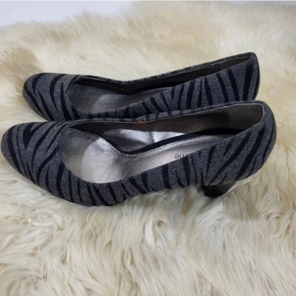 Liz Claiborne Johnnie Gray Zebra Pump Heels - Picture 11 of 12